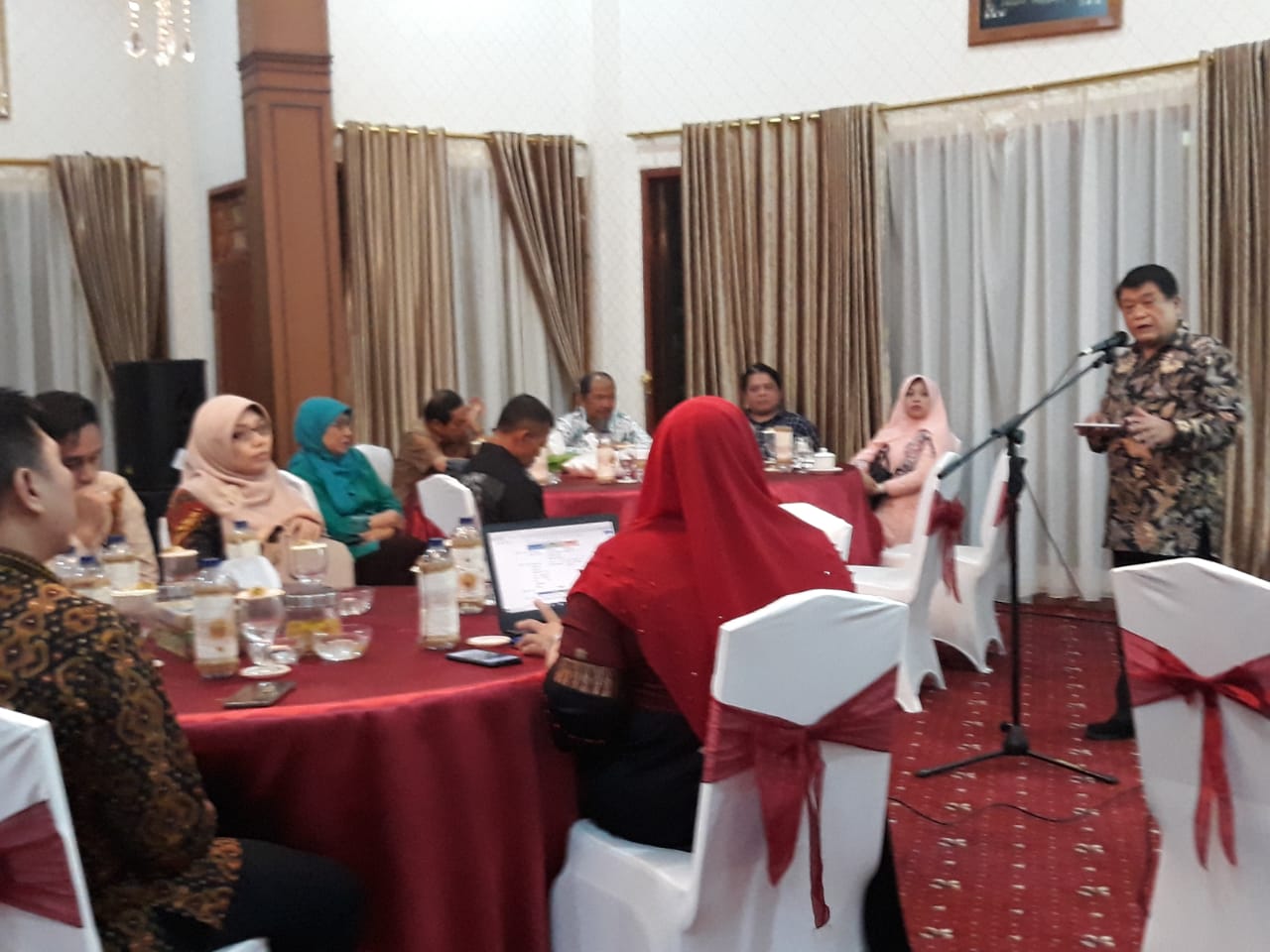 KetuaTim Surveior sedang memberikan pointer pointer kegiatan akreditasi dihadapan  Bupati Sijunjung dan sejumlah OPD di rumah dinas bupati