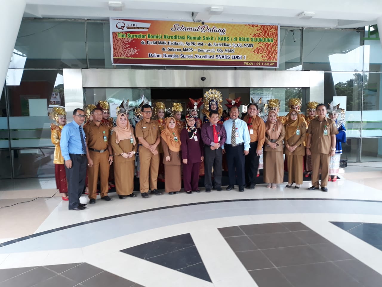 Tim Surveior Akreditasi foto bersama dengan direktur dan pejabat RSUD Sijunjung lainnya
