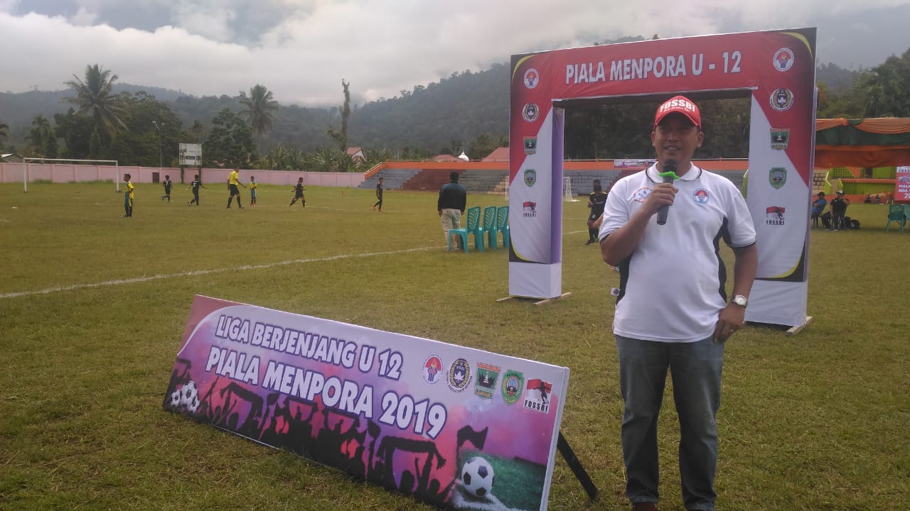   Raymon Andesta, Ketua FOSSBI Sumatera Barat, menggelar Turnamen Piala Menpora U12 di Stadion Tuanku Imam Bonjol, Lubuk Sikaping