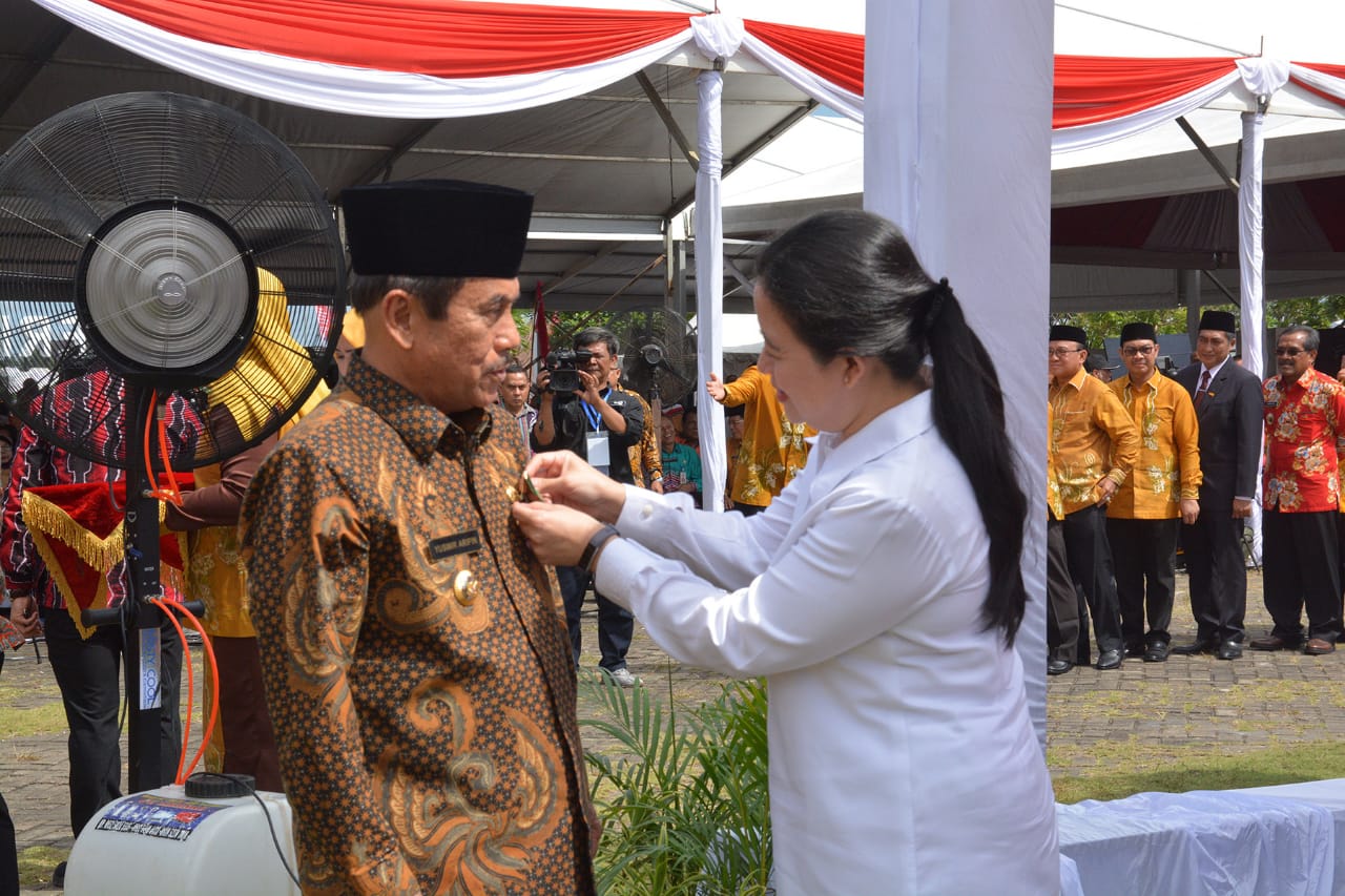 Menko Bidang PMK Puan Maharani sematkan tanda kehormatan Satyalancana kepada Bupati Sijunjung Yuswir Arifin.