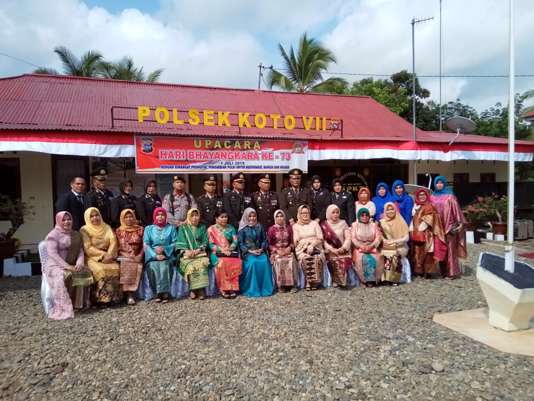 Foto bersama usai upacara Hari Bhayangkara ke 73 di halaman Mapolsek Koto VII