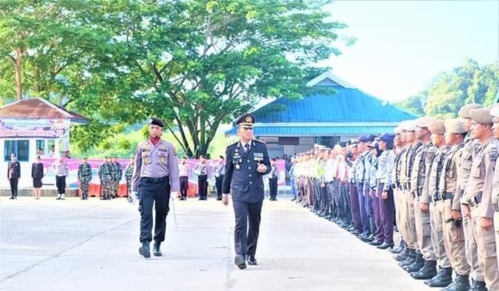 Kapolres Kepulauan Mentawai AKBP Hendri Yahya memeriksa barisan Upacara peringatan HUT Bhayangkara ke 73