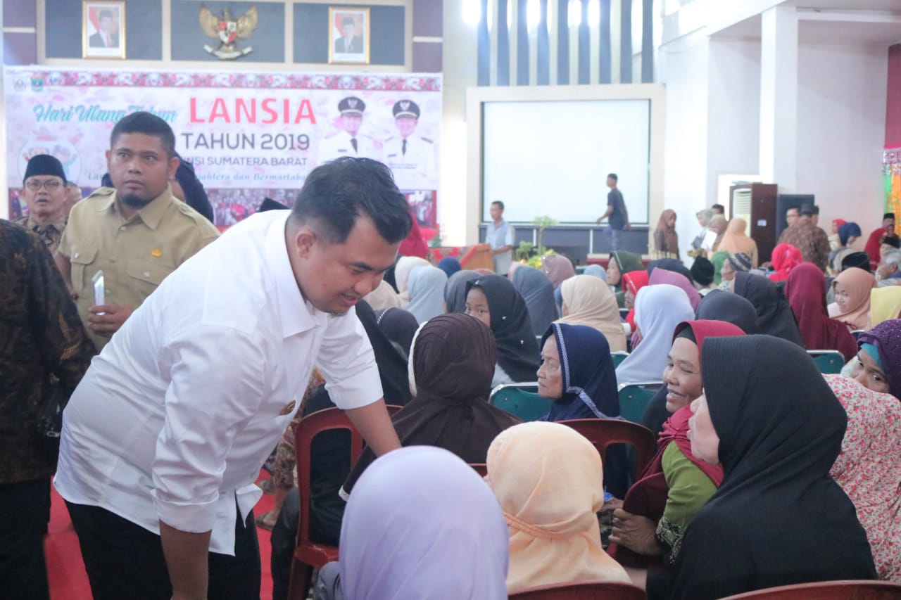 Bupati Sutan Riska Tuanku Kerajaan dengan sangat familiar bercengkrama dengan para lansia