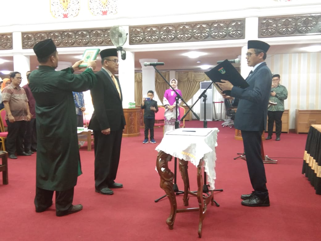Gubernur Sumbar Irwan Prayitno melantik dan mengambil sumpah Drs.Bustavidia menjadi Kadispora
