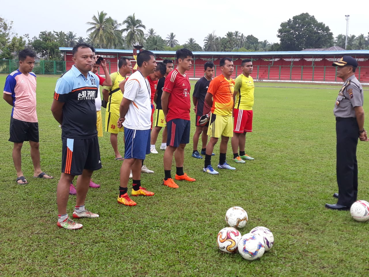 Koordinator Tim POP Polres Sijunjung, Kompol Syahrul Chan, SH, sedang menyemangati tim saat latihan.