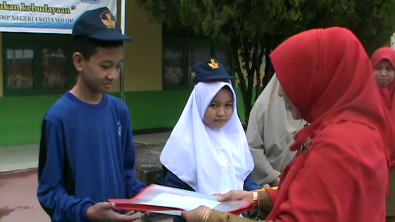 Penyerahan bantuan buku dan alat tulis pada perwakilan siswa baru di SMP N 4 Kota Solok