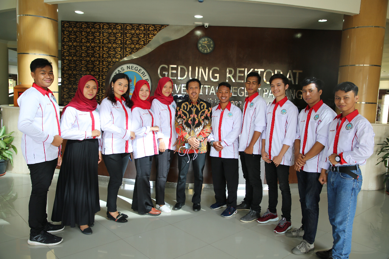 Rektor UNP Prof Ganefri melepas mahasiswa peserta KKN Bersama BKS PTN Wilayah Barat