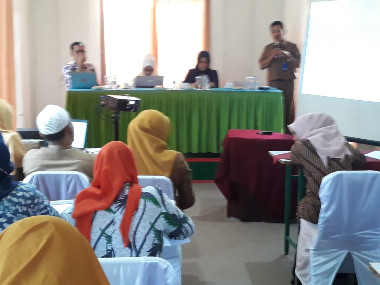 Kabid Pembinaan PAUD dan PNF Didampingi Bunda Paud dan Nara Sumber melaporkan pelaksanaan kegiatan.