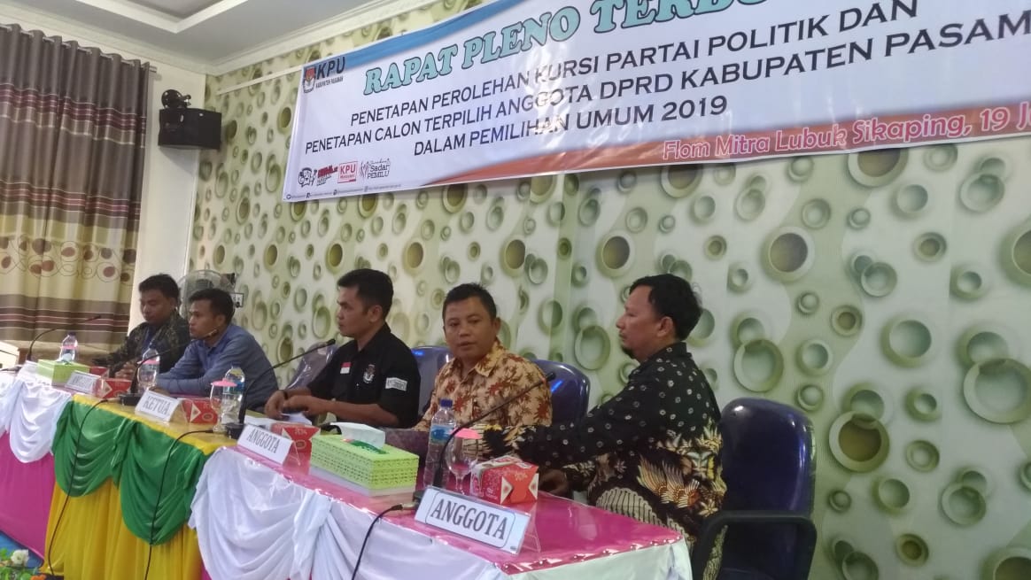Rapat Pleno Terbuka Penetapan Perolehan Kursi Partai Politik dan Penetapan Calon Terpilih Anggota DPRD Pasaman Dalam Pemilu 2019. Di Flom Mitra Lubuk Sikaping (19/7)