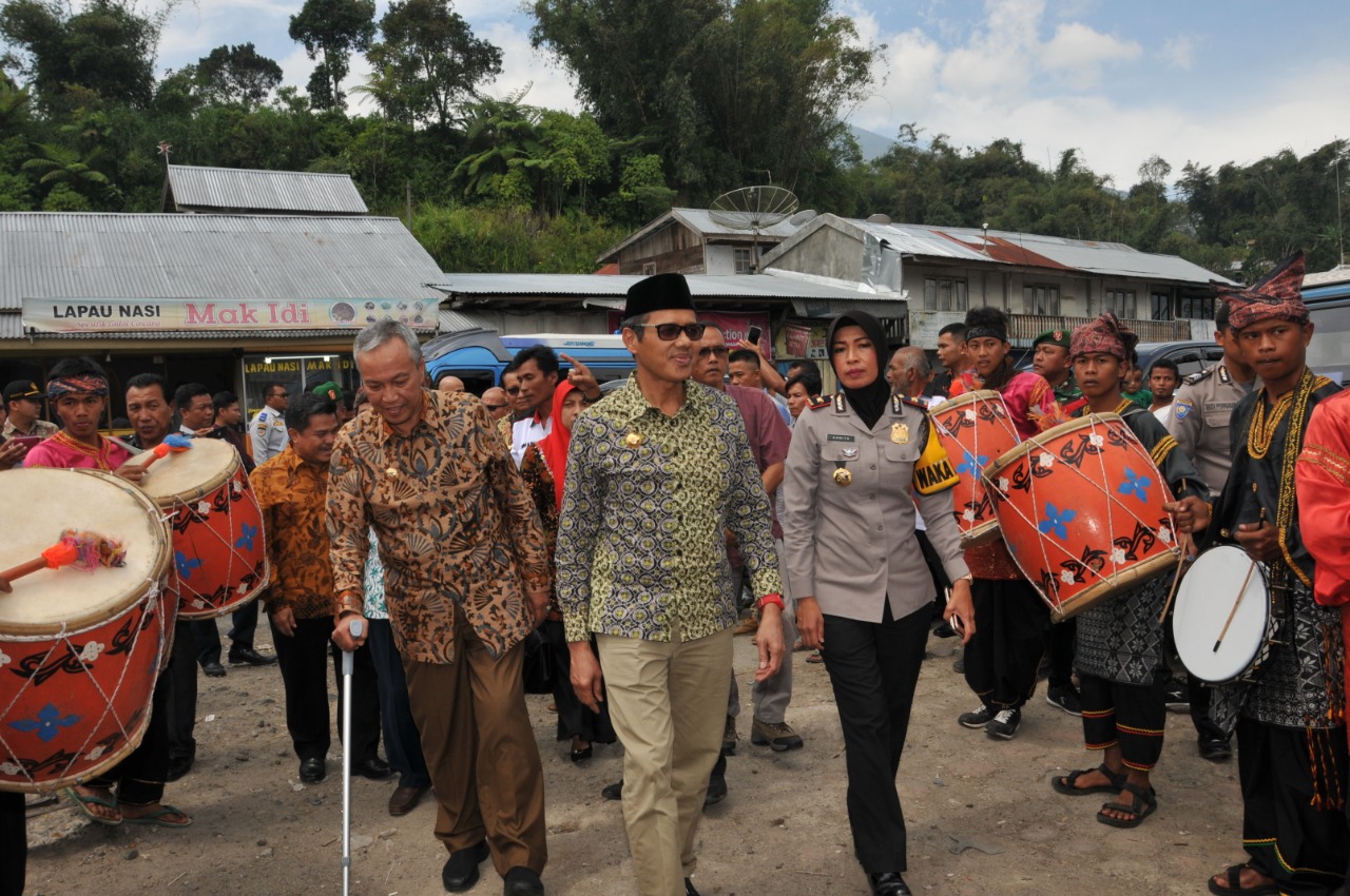 Gubernur Irwan Prayitno disambut dengan gendang tasa di pasar Koto Baru, Tanah Datar