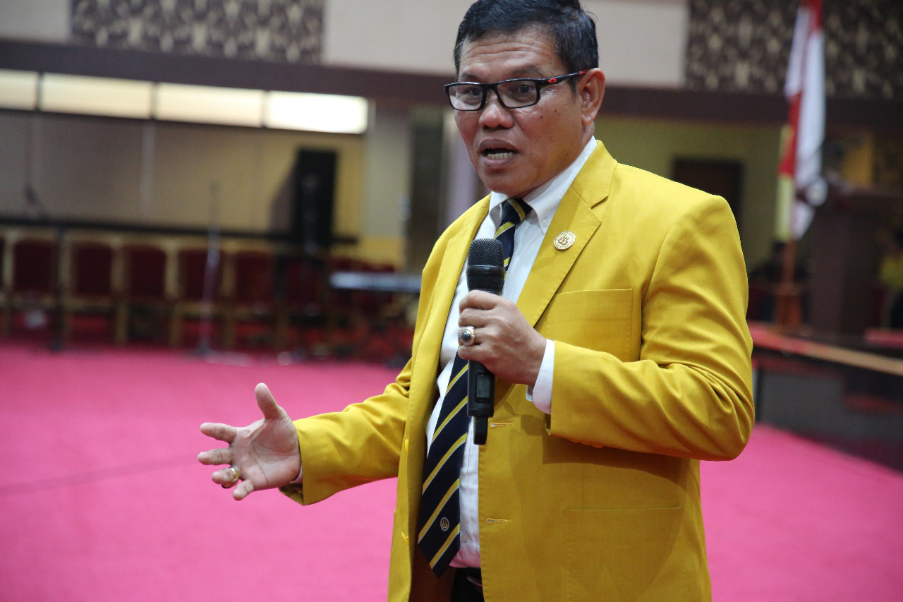 Warek Syahrial Bakhtiar di hadapan mahasiswa baru UNP