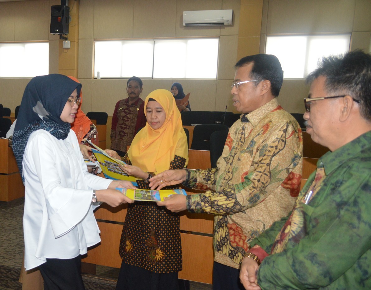 Rektor UNP Ganefri menyerahkan SK CPNS