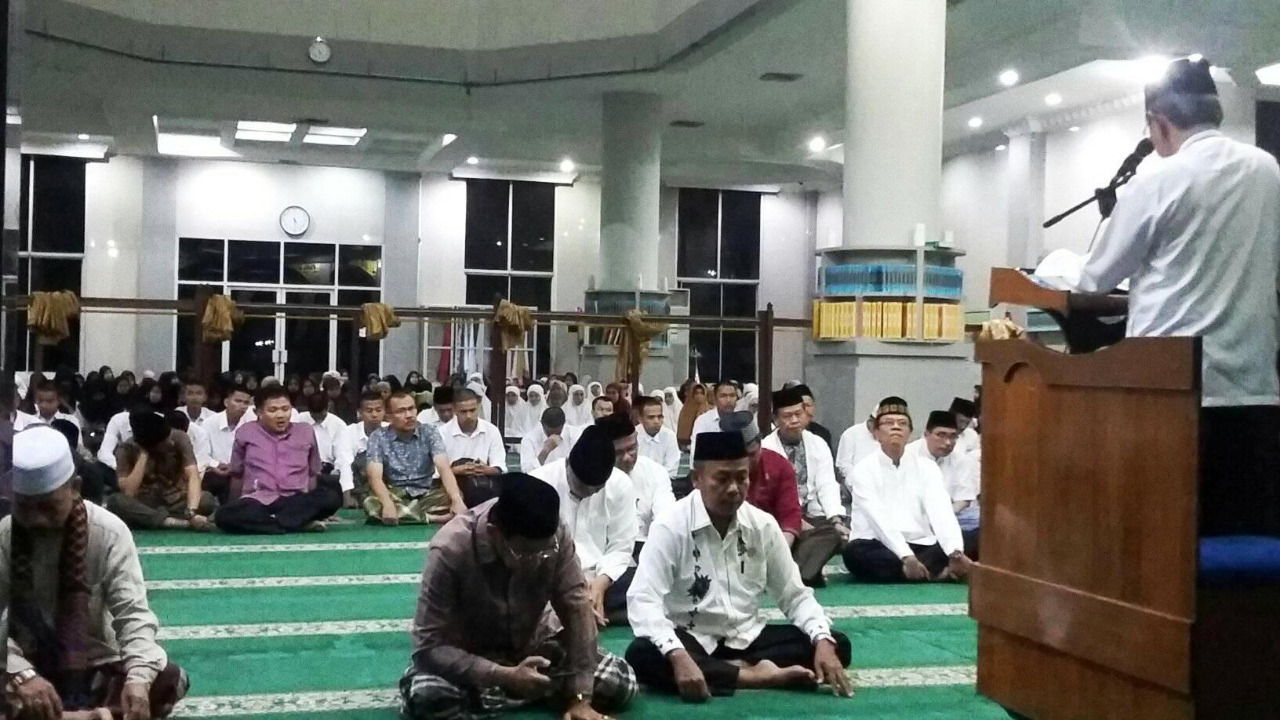 Prof Ganefri hadiri subuh mubarakah di Mesjid Al Azhar UNP