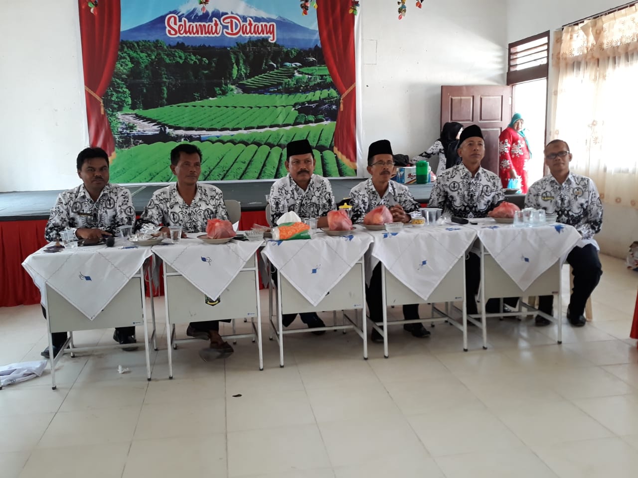 Pengurus PGRI Kabupaten Sijunjung, didampingi Korwil Pengawas Mahidin Dtk. Rajo Nan Kayo, Ketua PGRI Cabang Tanjung Gadang Sargaus serta Wakil Zul Asri dan Sekretarisnya Eri Sawilhuda, di SDN 2 Tanjung Gadang, Sabtu (27/7) (Ist)