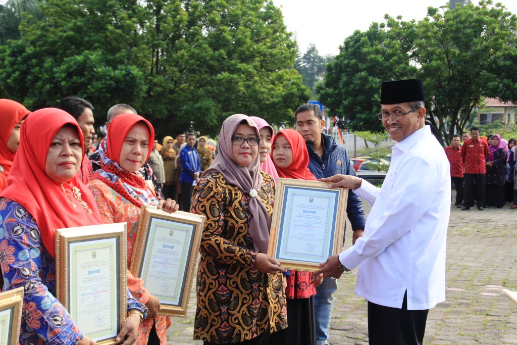Bupati Gusmal berikan penghargaan kepada koperasi berprestasi