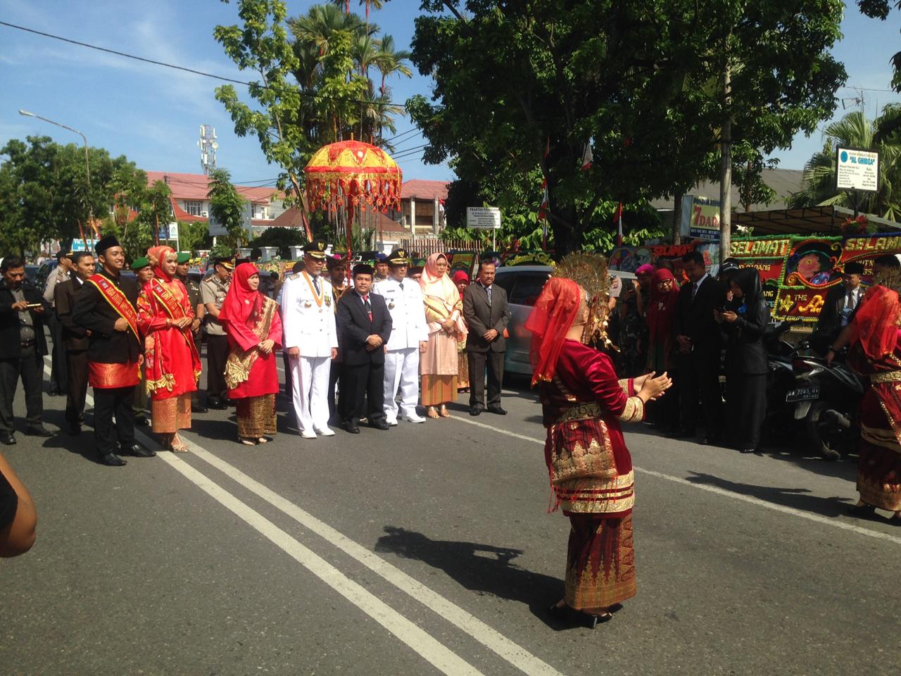 Walikota dan Wakil Walikota Padang disambut di depan Gedung DPRD Kota Padang