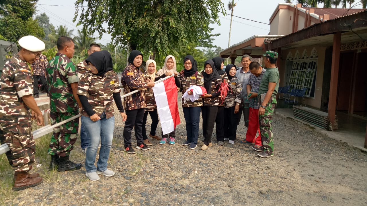 Kader FKPPI Sijunjung, bersama Pembina dari  Kodim 0310/SSD, mengajak warga ibu Mabupaten Sijunjung, mengibarkan bendera di halaman rumah.