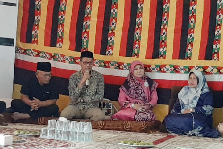 Gubernur Irwan Prayitno ziarah dan takziah ke rumah alm Syahiran