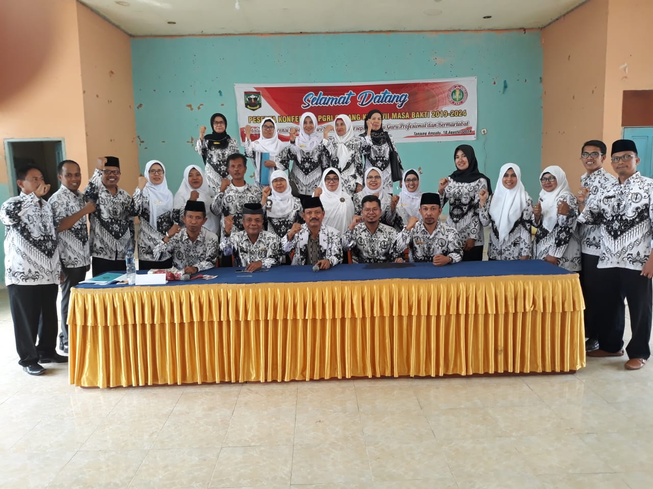Ketua PGRI Sijunjung bersama pengurus PGRI Cabang Koto VII
