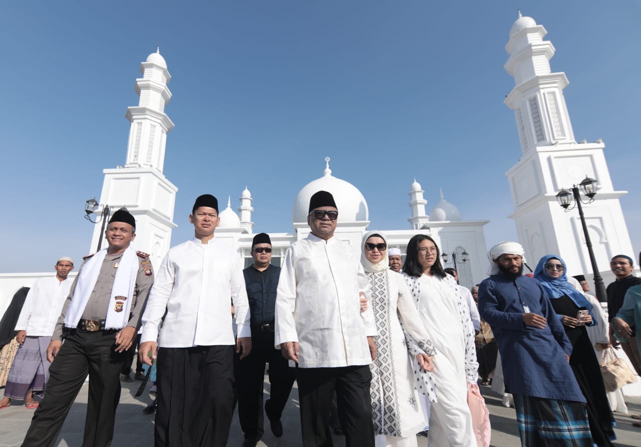 Ketua DPD RI di depan Masjid Oesman Al Khair, Kayong