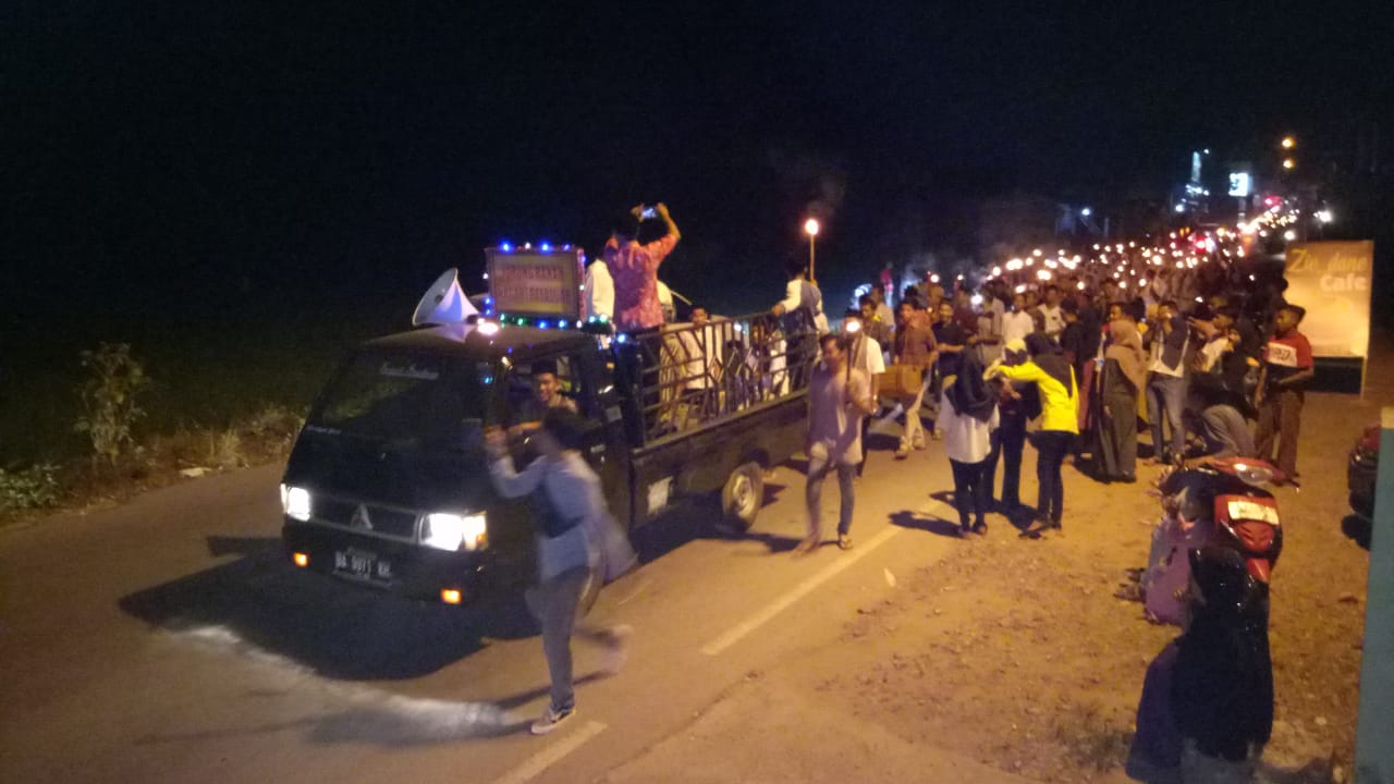  Barisan pawai yang diiringi api obor menambah semaraknya malam takbiran Idhul Adha di Nagari Palaluar