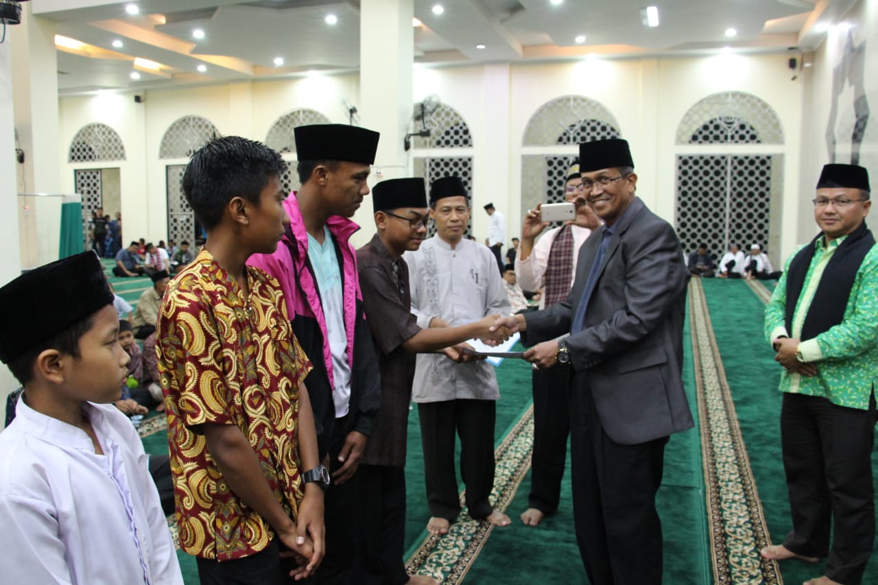 Takbiran di Mesjid Agung Nurul Mukhlisin Islamic Center ditandai dengan penyerahan santunan kepada 124 orang anak yatim dari celengan mesjid