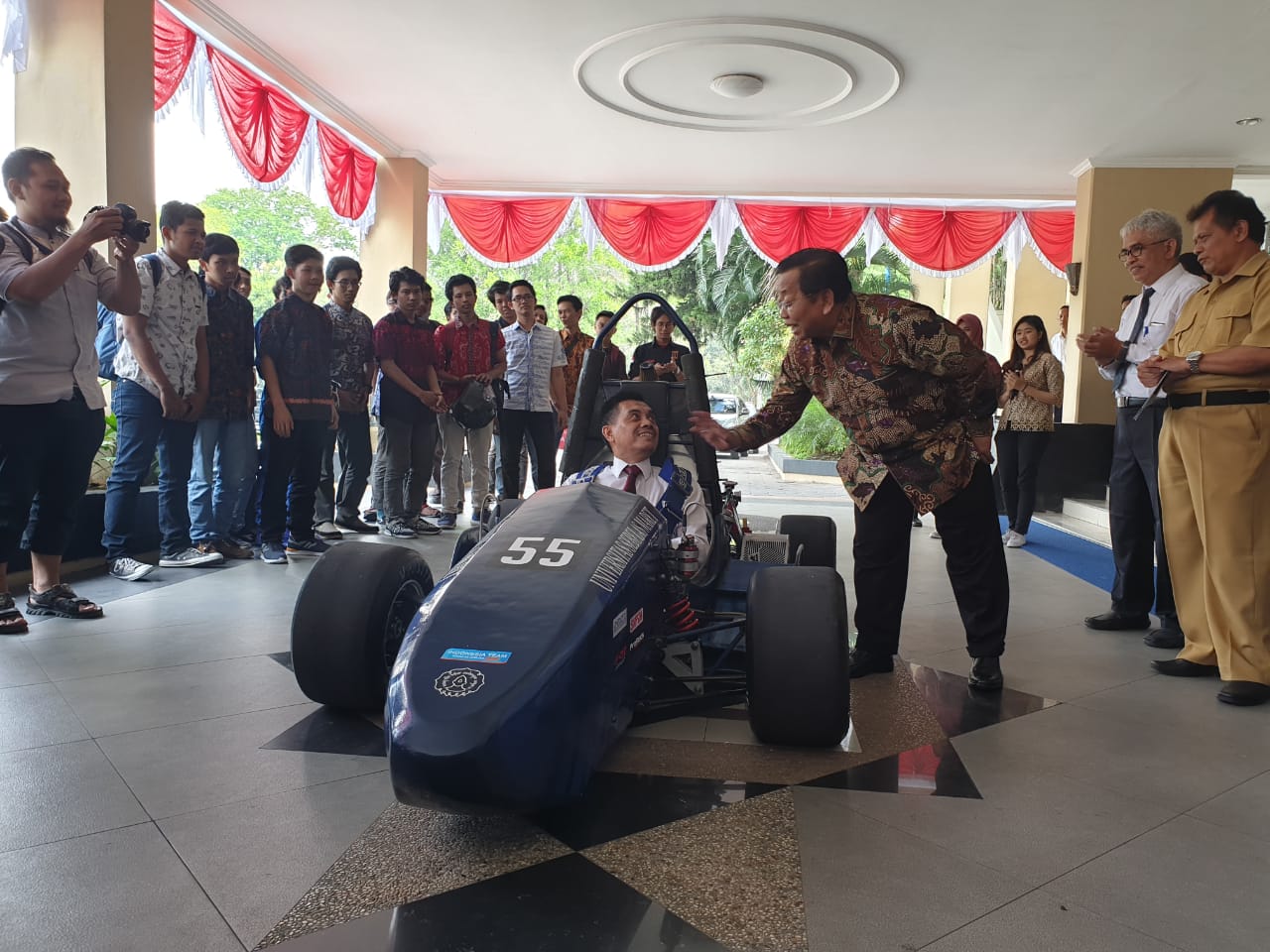 Wakil Ketua DPD Akhmad Muqowam melepas Tim Formula Student UNS