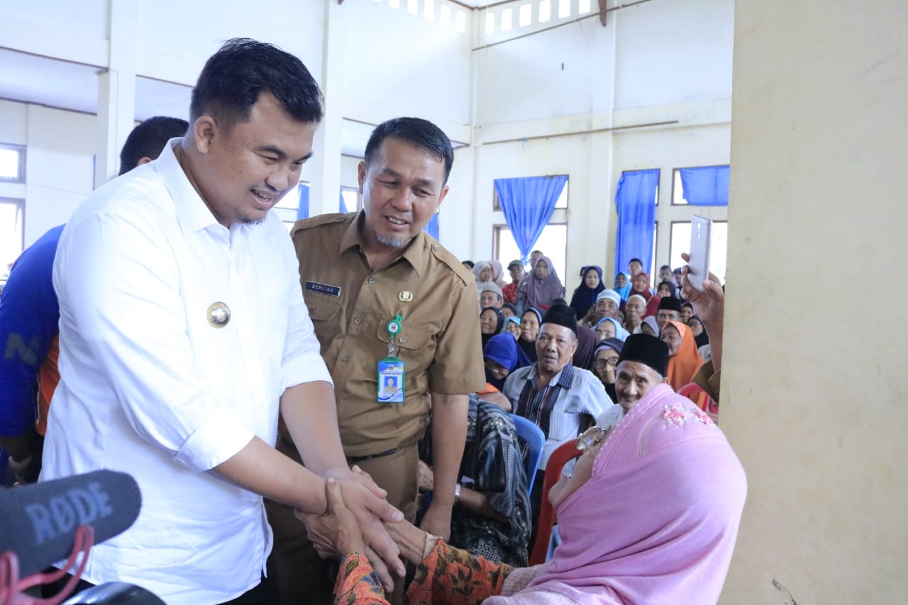 Bupati Dharmasraya Sutan Riska bagikan kartu ATM untuk para lansia