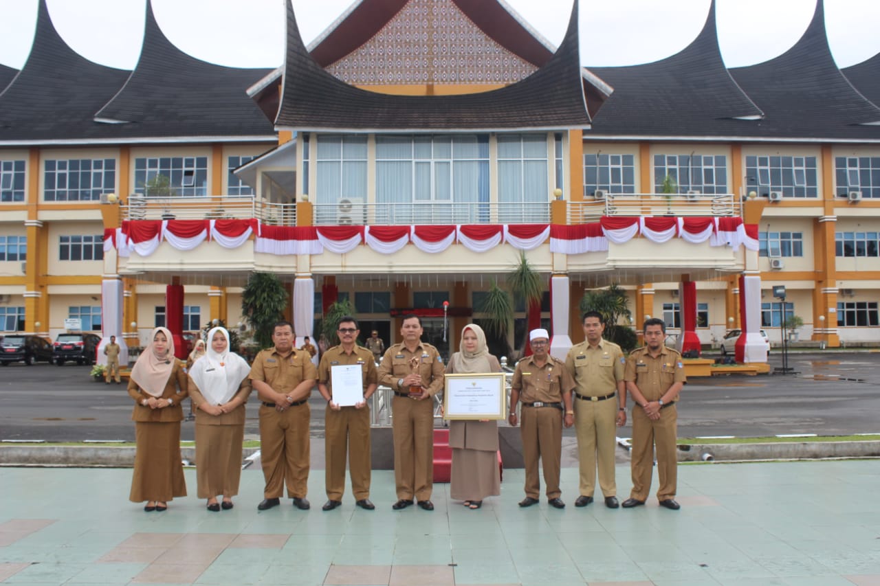 Sekda Pasbar terima plakat penetapan kabupaten itu keluar dari status daerah tertinggal