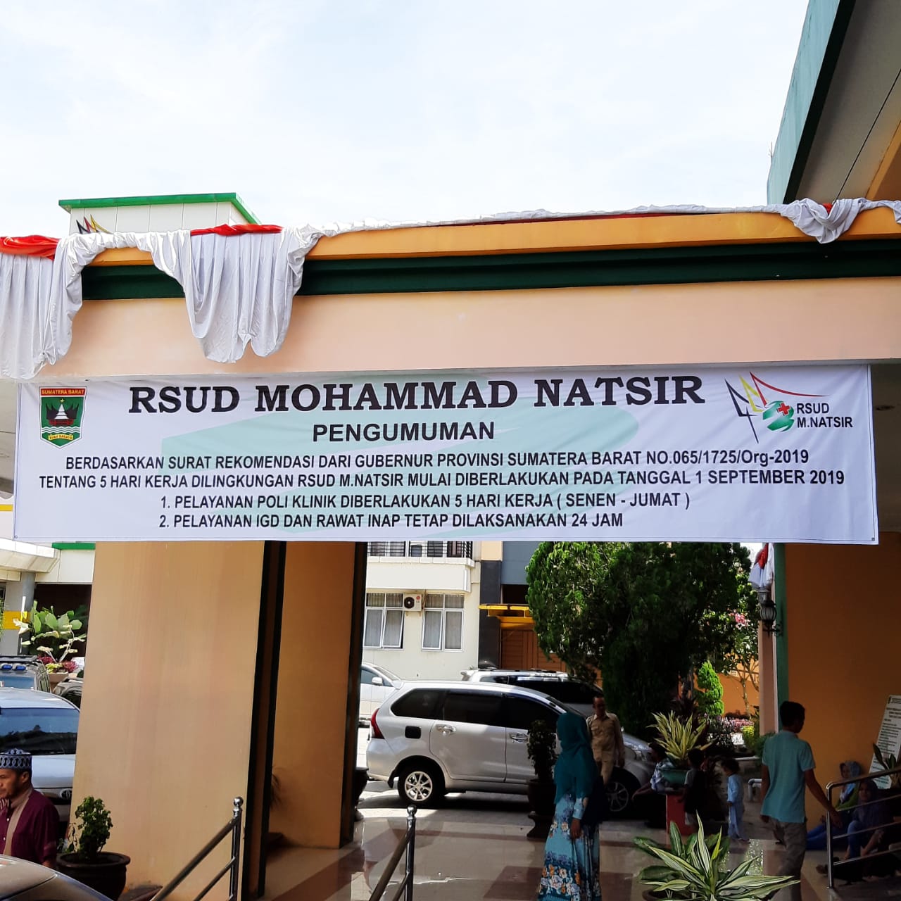 Spanduk sosialisasi lima hari kerja di RSMN