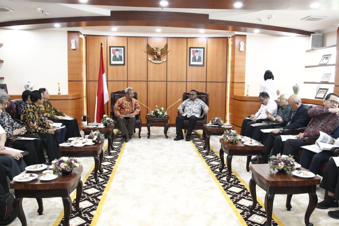Ketua DPD RI Oesman Sapta menerima Tim Kerja Penyiapan Pembangunan Prototipe PLTN Kemristekdikti di Gedung Nusantara III, Komplek Parlemen, Senayan