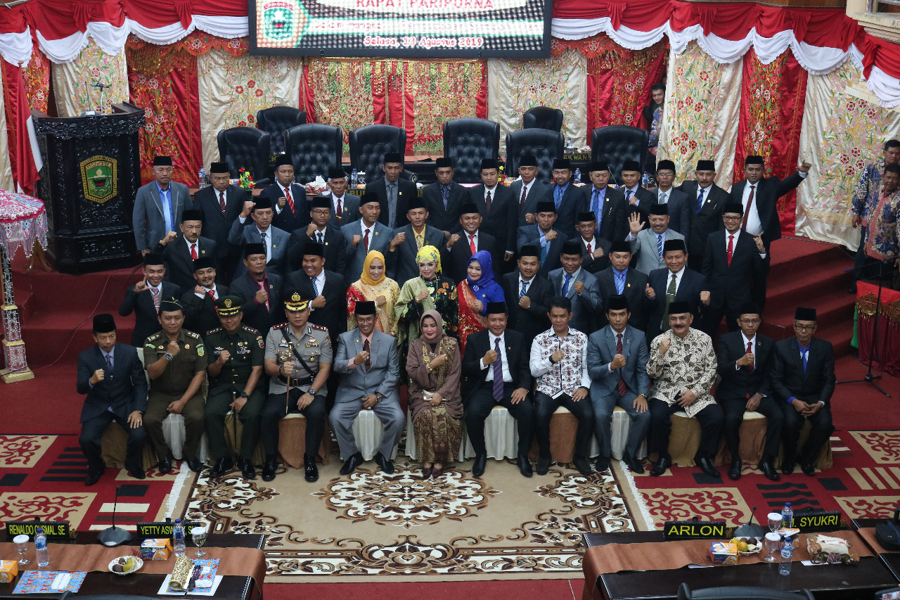 Bupati Solok Gusmal didampingi wabup, Forkompimda dan tokoh masyarakat Desra Ediwan fotobersama dengan para anggota DPRD Kab Solok
