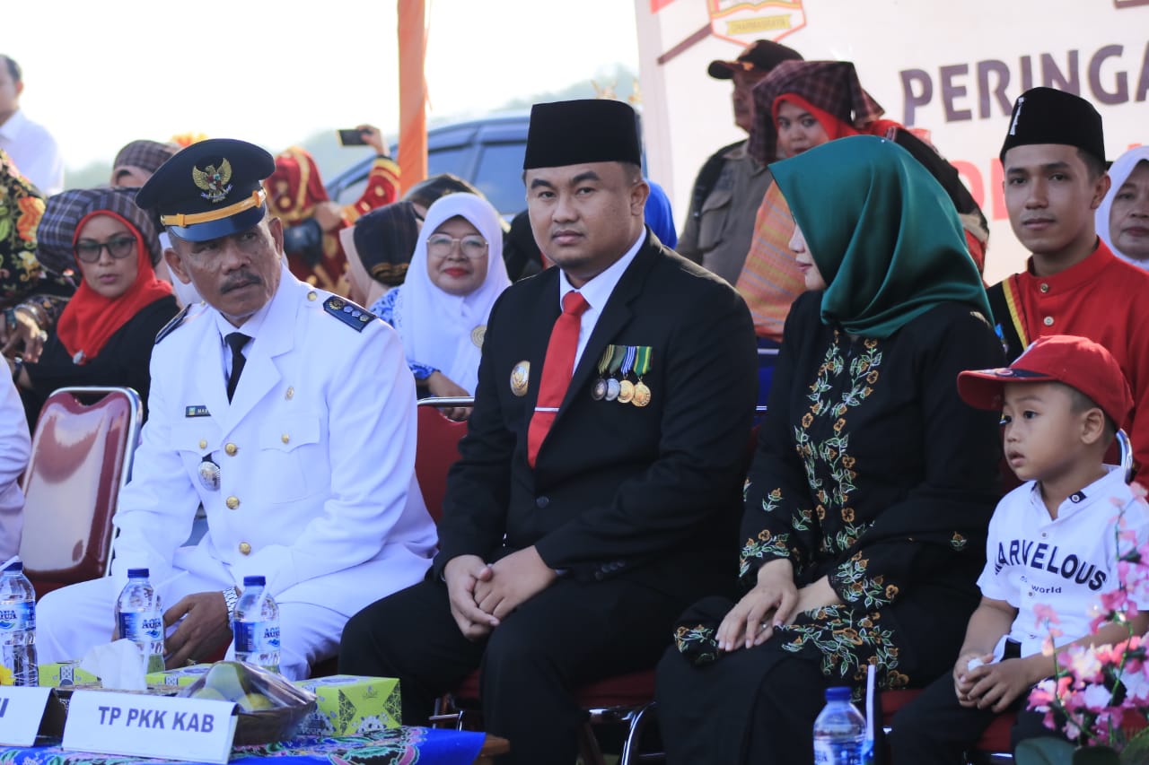 Bupati Dharmasraya Sutan Riska Tuanku Kerajaan menghadiri upacara penurunan bendera Merah Putih, Sabtu (17/8) sore.