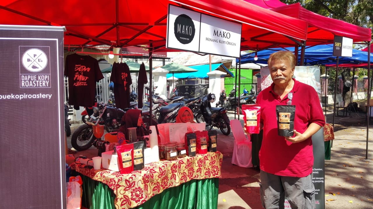 Prof Helmi di depan salah satu stand Minang Coffee Street