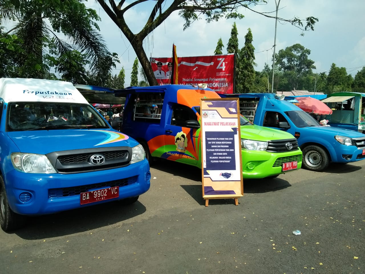 petugas Dinas Perpustakaan dan Arsip stanbay di halaman kantor bupati, tempat finish pawai memperingati HUT RI ke 74 tahun 2019