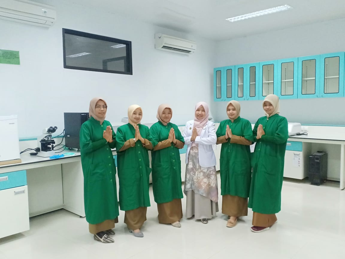dr Santy Saberko, M Biomed Sp PA bersama para teknisi lab