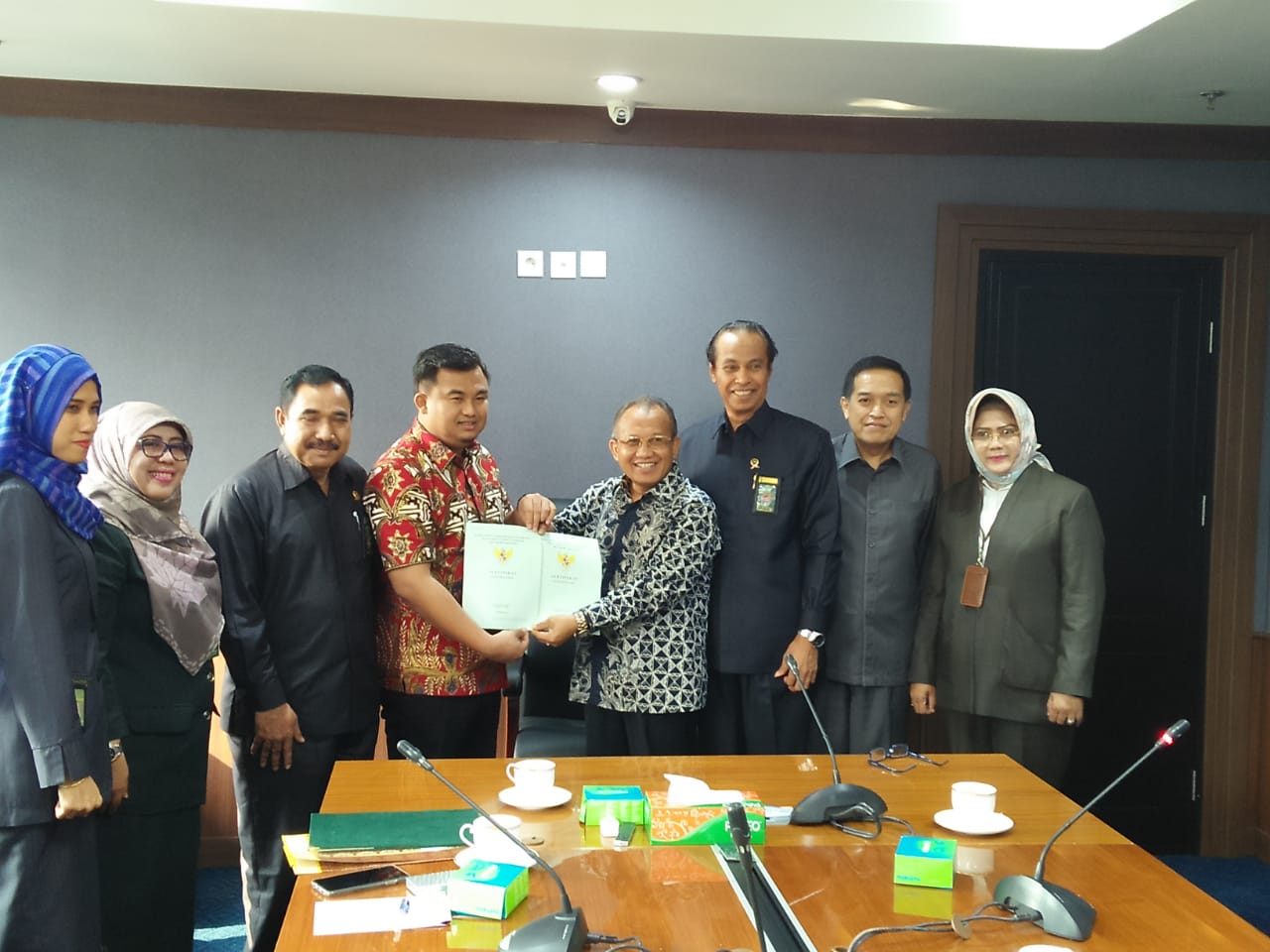 Bupati Dharmasrata Sutan Riska serahkan sertifikat tanah lokasi pembangunan gedung Pengadilan Negeri dan Pengadilan Agama di Mahkamah Agung