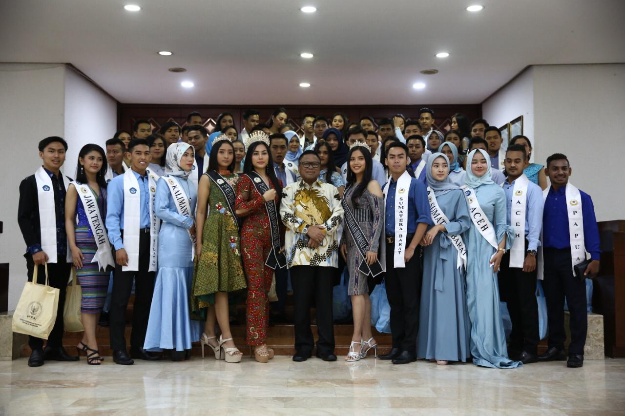 Ketua DPD RI Oesman Sapta bersama Putra Putri Kebudayaan Indonesia