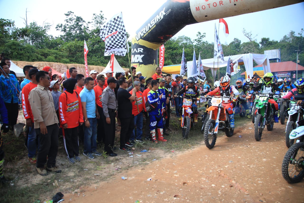 Peserta trail adventur dilepas bupati Sutan Riska untuk menjelajahi sejumlah objek wisata di Dharmasraya