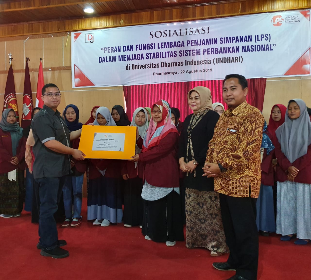 Penyerahan beasiswa secara simbolis dari LPS kepada mahasiswa Undhari