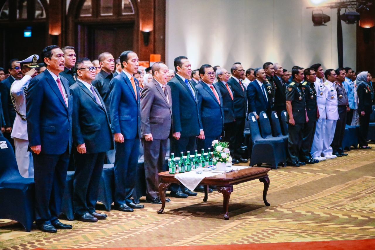 Presiden Jokowi bersama Ketua DPD Oesman Sapta saat pembukaan orientasi anggota DPR RI dan DPD RI terpilih di Lemhanas