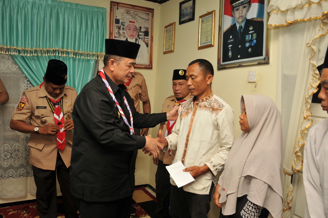 Wakil Gubernur Nasrul Abit tersentuh.  Nasrul Abit serahkan santunan kepada orang tua Rara Rizkyatul Hanif di Guguk Malintang, Kecamatan Batipuh, Kabupaten Tanah Datar, Senin (26/8/2019). 
