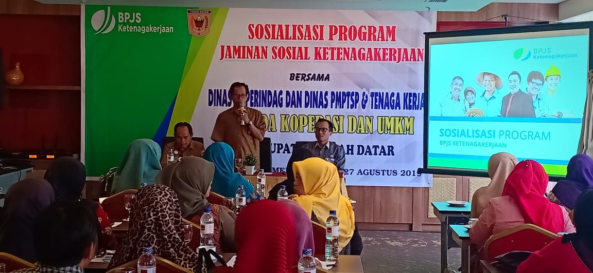 Kepala Cabang Pembantu BPJS Ketenagakerjaan Tanahdatar Muhammad Afdal memberikan sosialisasi program jaminan sosial ketenagakerjaan dihadapan pengurus koperasi se Tanahdatar, Selasa (27/8).