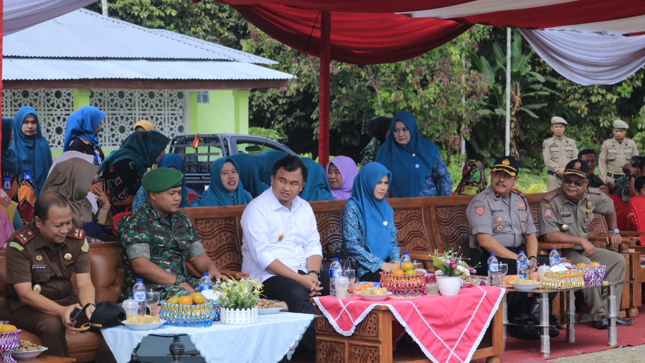 Bupati Dharmasraya bersama Dandim 0310/SSD ketika membuka TNI Manunggal KB Kes di kawasan wisata Jembatan Pulai