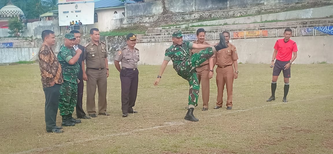 Dandim 0307 Tanahdatar Letkol Edi S Harahap melakukan tendangan pertama sebagai tanda dimulainya Liga 3 group C Tanahdatar.