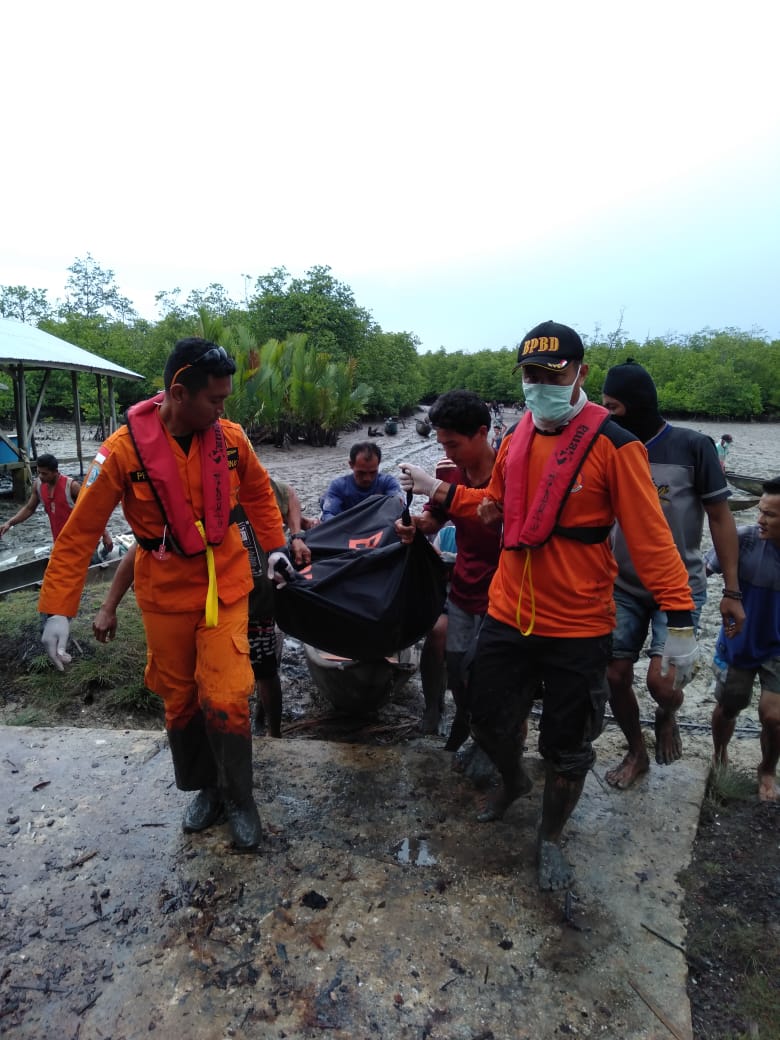Tim SAR melakukan evakuasi korban tenggelam
