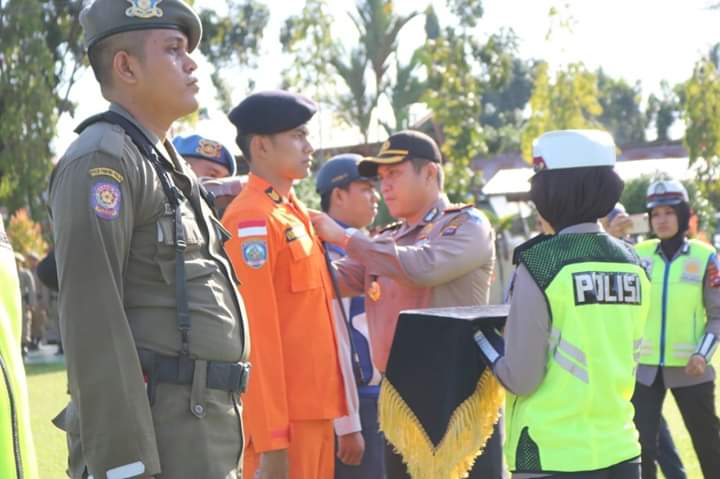 Kapolres Pasaman Barat AKBP Iman Pribadi Santoso, S.IK pasangkan pita kepada petugas operasi patuh Singgalang 2019
