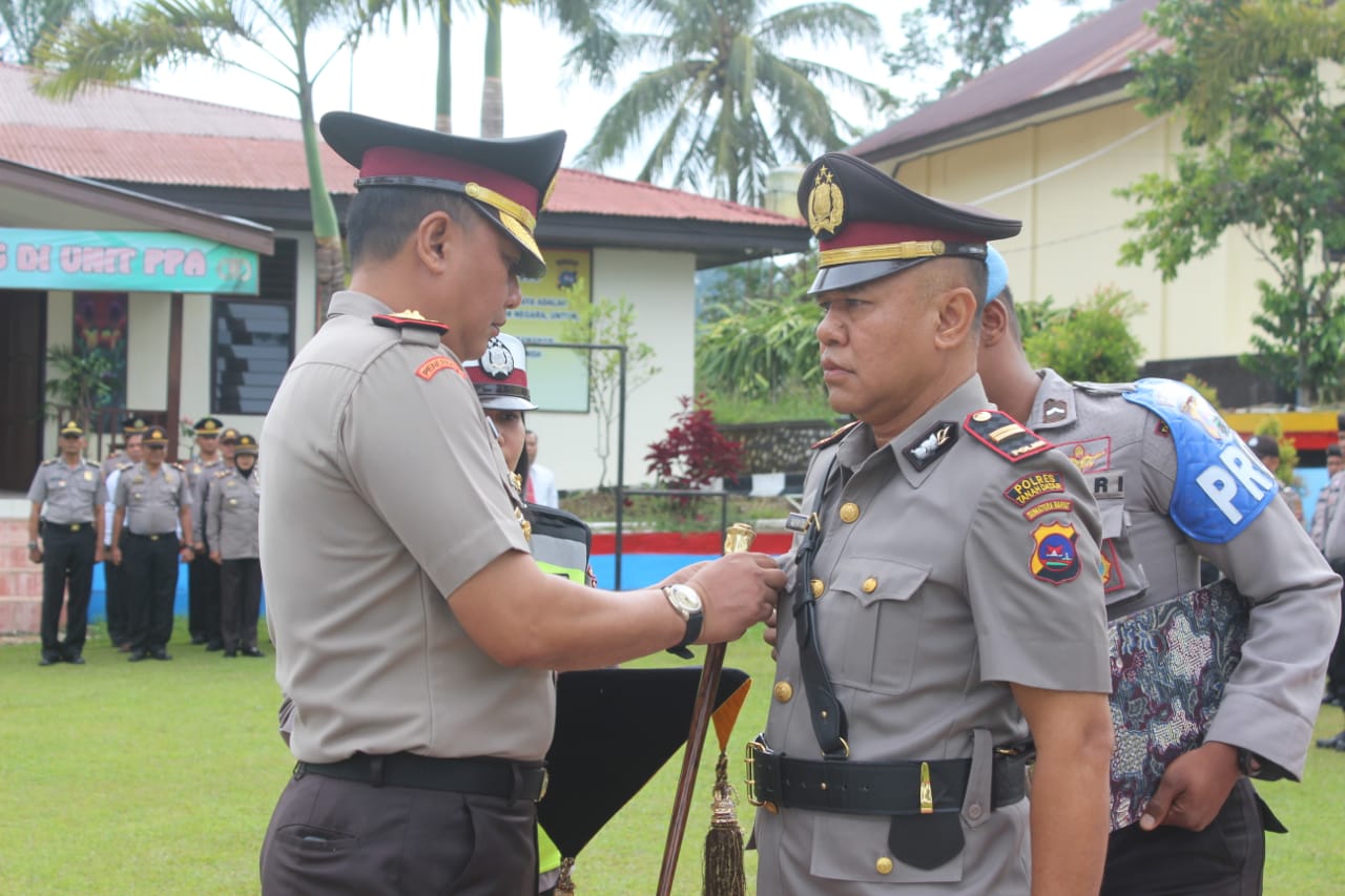 Kapolres Tanah Datar AKBP Bayuaji Yudha Prajas melantik Kapolsek Tanjung Emas Iptu Afridal  dilapangan Mapolres setempat di Pagaruyung, Rabu (28/8). 
