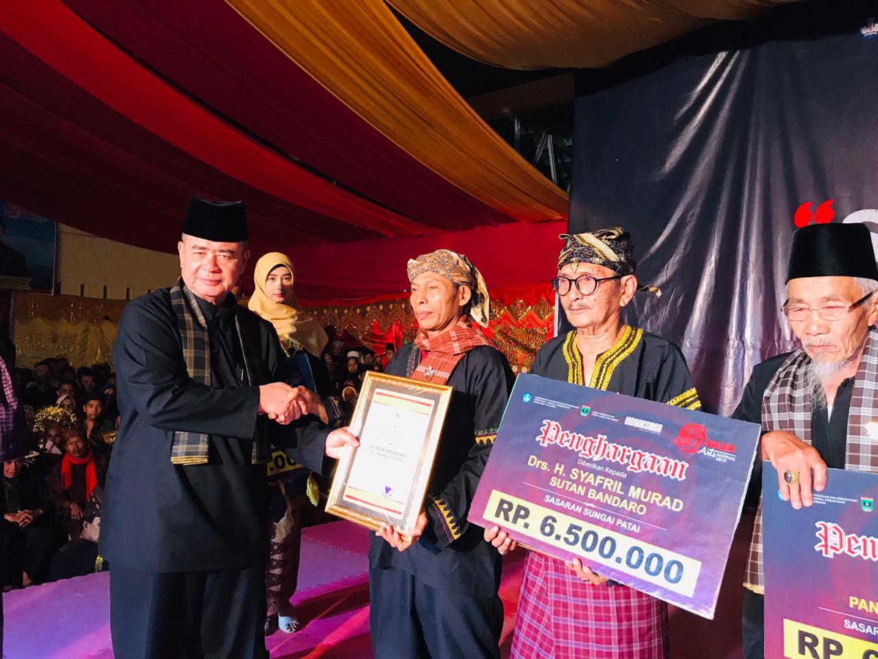 Nasrul Abit dalam kesempatan itu juga menyerahkan penghargaan kepada tuo-tuo silek sebagai bentuk apresiasi pemerintah dalam melestarikan seni budaya kearifan lokal di sumbar 