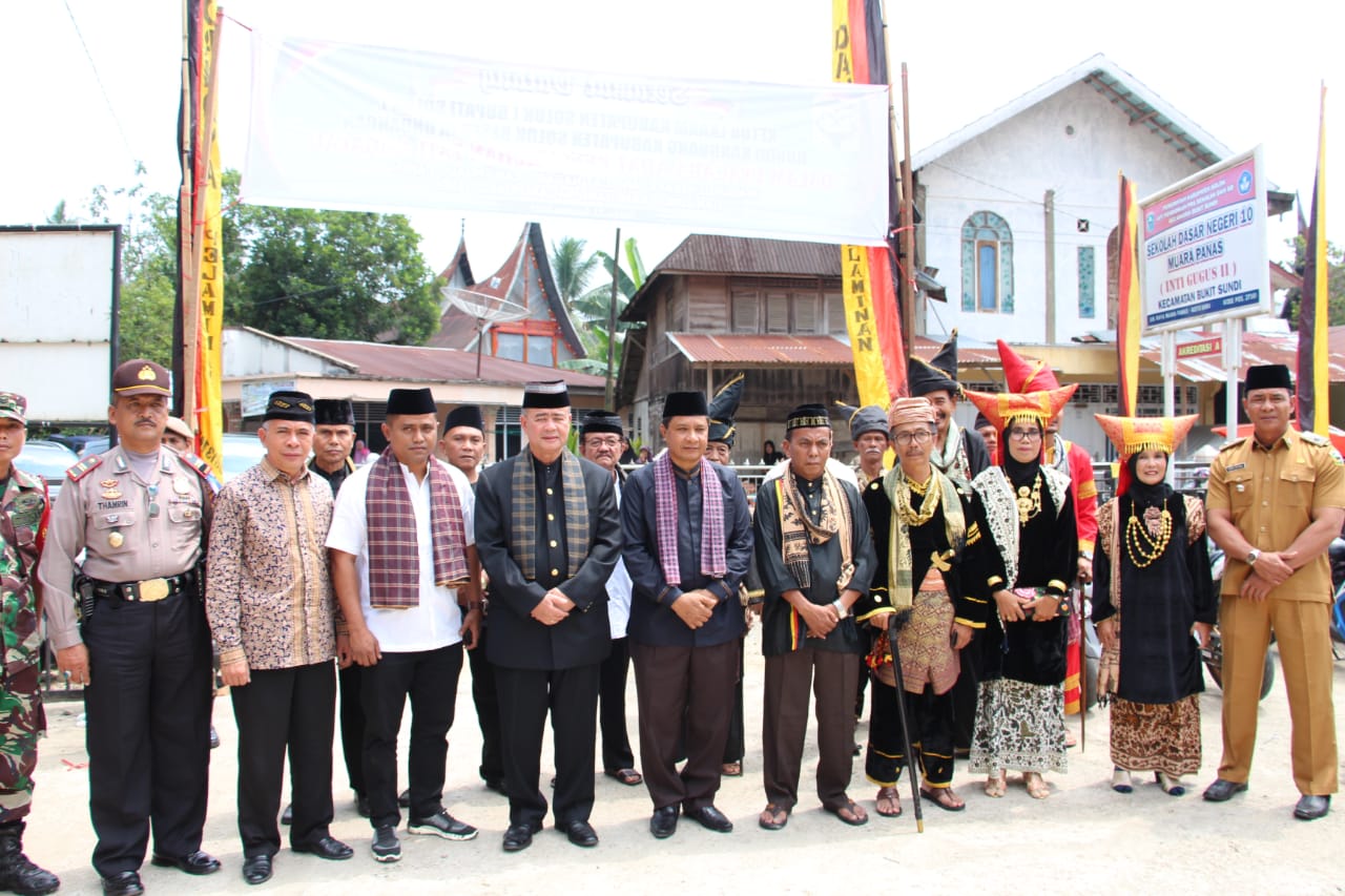 Wakil Gubernur H. Nasrul Abit didampingi Wakil Bupati Solok H. Yulfadri Nurdin menghadiri Pelantikan Ketua KAN Muaro Paneh periode 2019/2023, Sabtu (31/8)